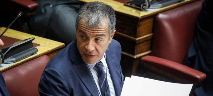 Θεοδωράκης: Να μην στείλουμε «πακέτο» τα Σκόπια στους Τούρκους